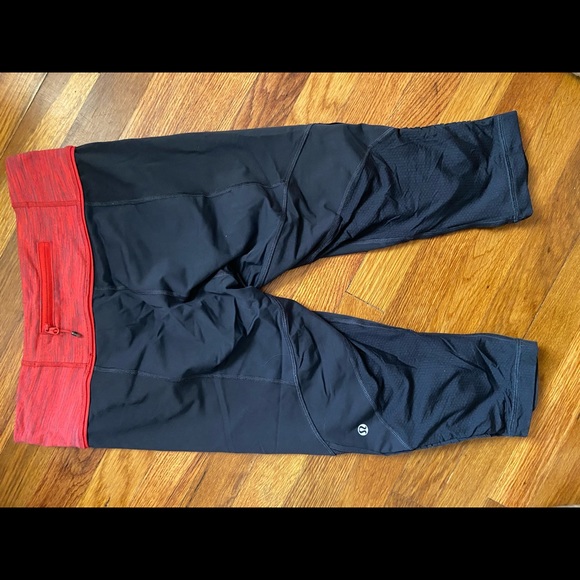 Size 8. Lululemon Cropped Leggings. - Picture 5 of 6